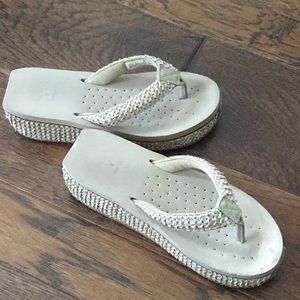 Girls size 4 flip flops